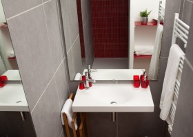 décoration salle de bain rouge