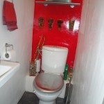 décoration wc - toilettes gris et rouge