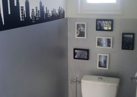 décoration wc - toilettes gris et rouge