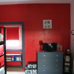 déco chambre garçon gris et rouge