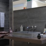 décoration salle de bain gris et violet