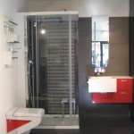 ambiance salle de bain gris et rouge