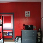 décoration chambre garçon gris et rouge